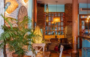 : Interior fresco y colorido de Con 2 Fogones, restaurante ideal donde comer en Madrid centro en verano.