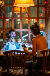 Pareja disfrutando de causa limeña en restaurante de Malasaña, Madrid centro