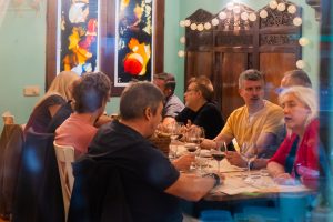 Menú de grupo en Malasaña, mesa larga en restaurante del centro de Madrid